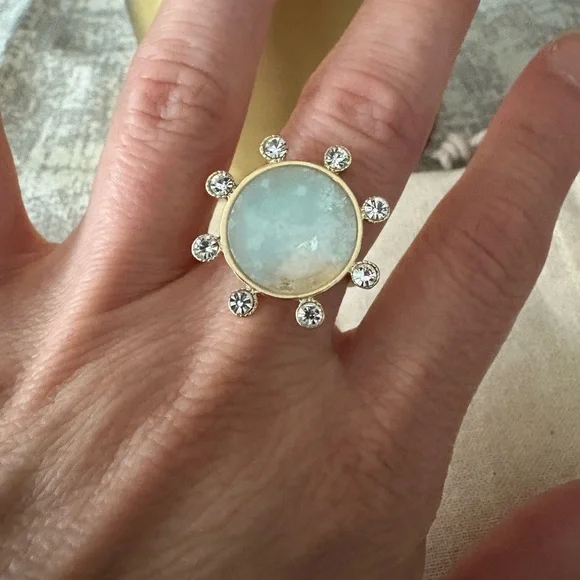 Elegant Gold and Silver Women's Ring - Picture 3 of 4